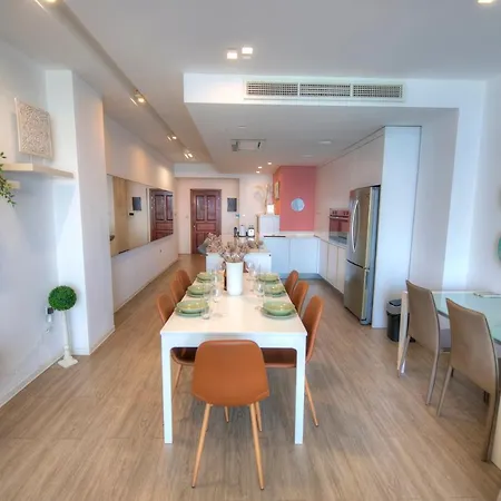 アパート Spacious 4 Bedrooms With Sea View Balcony Goslm-3 スリーマ