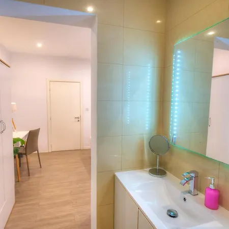 アパート Spacious 4 Bedrooms With Sea View Balcony Goslm-3 スリーマ