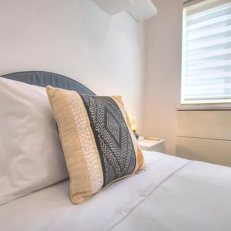 Spacious 4 Bedrooms With Sea View Balcony Goslm-3