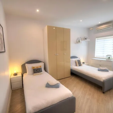 Spacious 4 Bedrooms With Sea View Balcony Goslm-3