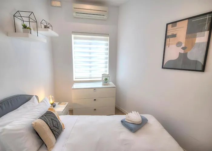 Spacious 4 Bedrooms With Sea View Balcony Goslm-3 Apartment