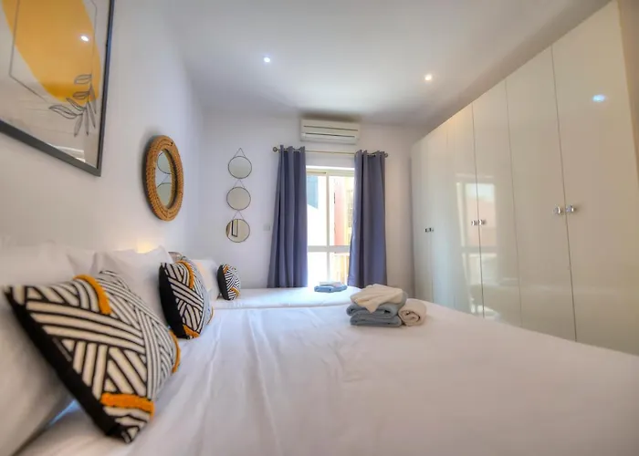 Spacious 4 Bedrooms With Sea View Balcony Goslm-3 * Sliema