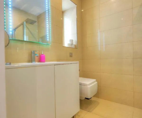 Spacious 4 Bedrooms With Sea View Balcony Goslm-3