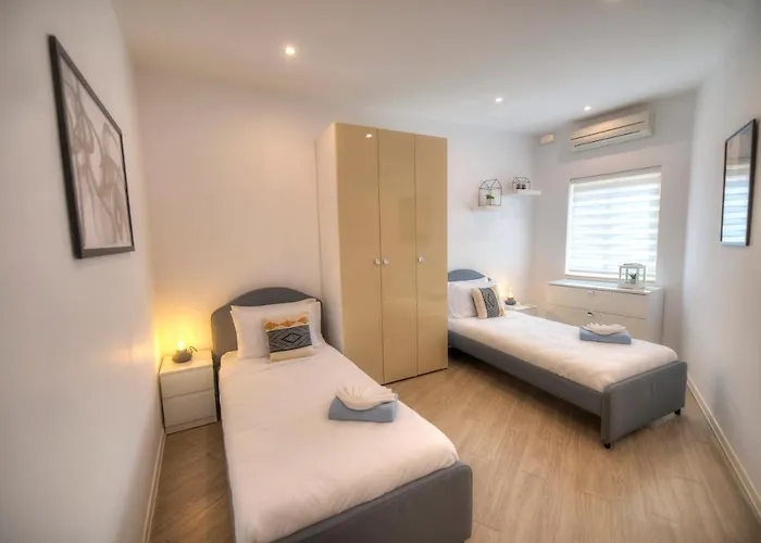 Spacious 4 Bedrooms With Sea View Balcony Goslm-3